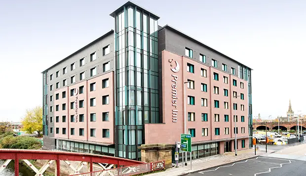 Premier Inn Manchester City Centre West set udefra
