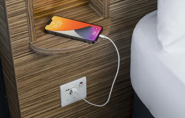 Sengebord med USB-opladning ved sengen